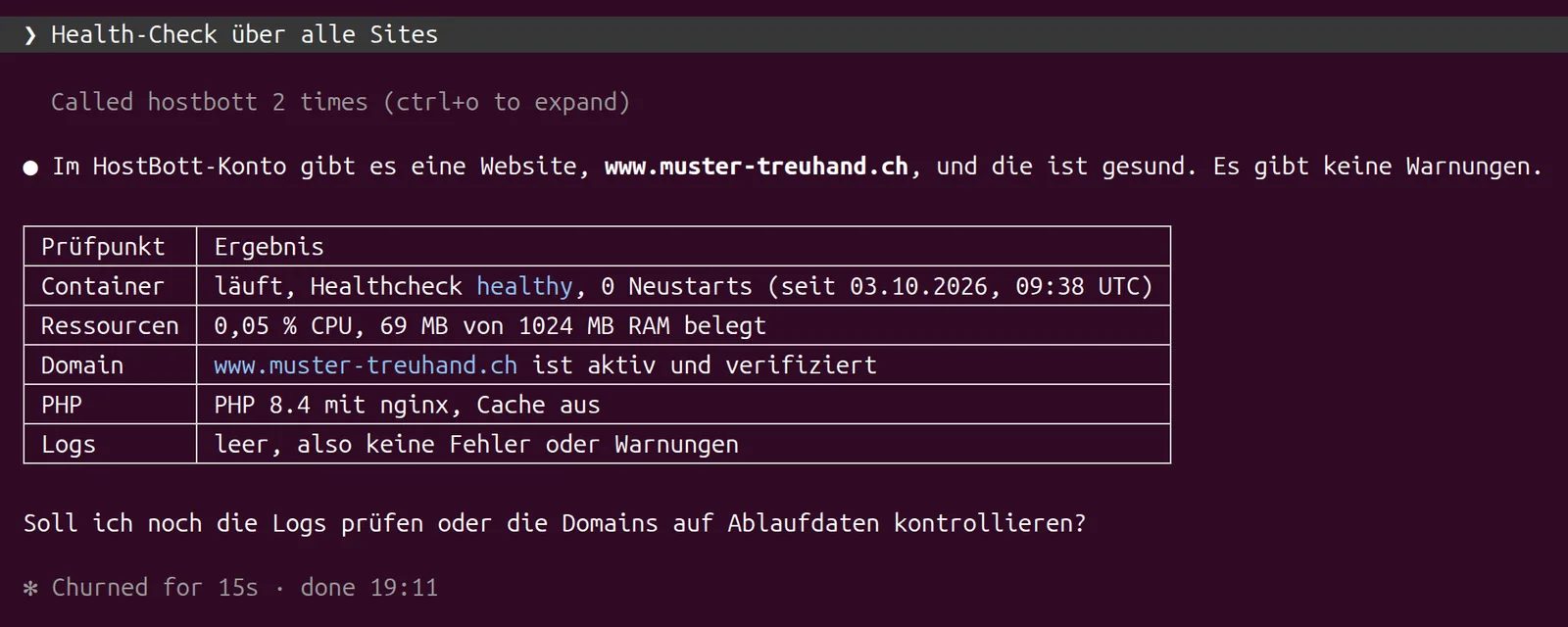 Claude Code beantwortet die Frage Health-Check über alle Sites mit einer Tabelle zu Container, Ressourcen, Domain, PHP und Logs